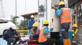 Petugas PLN Haleyora Power tengah melakukan pemasangan dan integrasi SPKLU di rest area ruas tol Mojokerto-Surabaya guna menunjang mobilitas dan kenyamanan pengguna kendaraan listrik.