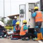 Petugas PLN Haleyora Power tengah melakukan pemasangan dan integrasi SPKLU di rest area ruas tol Mojokerto-Surabaya guna menunjang mobilitas dan kenyamanan pengguna kendaraan listrik.