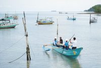 Petugas PLN melakukan uji coba bantuan mesin perahu listrik di dermaga pelabuhan nelayan Desa Suak Gual. Dengan bantuan mesin perahu listrik tersebut, para nelayan kini dapat melaut tanpa menimbulkan menimbulkan polusi udara sekaligus polusi suara(foto-ist)