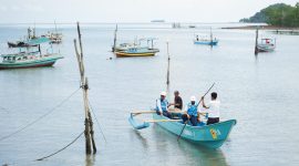 Petugas PLN melakukan uji coba bantuan mesin perahu listrik di dermaga pelabuhan nelayan Desa Suak Gual. Dengan bantuan mesin perahu listrik tersebut, para nelayan kini dapat melaut tanpa menimbulkan menimbulkan polusi udara sekaligus polusi suara(foto-ist)