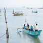 Petugas PLN melakukan uji coba bantuan mesin perahu listrik di dermaga pelabuhan nelayan Desa Suak Gual. Dengan bantuan mesin perahu listrik tersebut, para nelayan kini dapat melaut tanpa menimbulkan menimbulkan polusi udara sekaligus polusi suara(foto-ist)