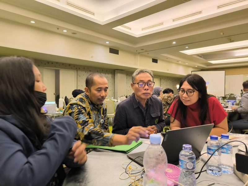 Pejabat pembuat komitmen Kemendikburistek Taopiq mencermati kembali detil kegiatan SJI bersama Ketua Bidang Pendidikan PWI Pusat M. Nasir dan tim.