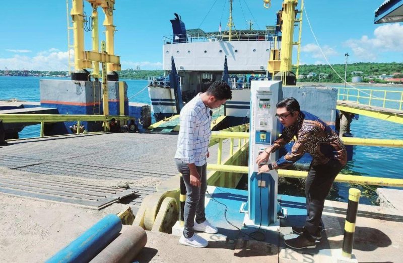 Stasiun Penyedia Listrik Kapal Sandar (SPLiKS) digunakan untuk kebutuhan listrik kapal yang bersandar di Pelabuhan Waibalun Larantuka, Nusa Tenggara Timur. Program electrifying marine membuat pelaku usaha di sektor kelautan mendapatkan listrik yang lebih terjangkau dan ramah lingkungan dibandingkan menggunakan genset.