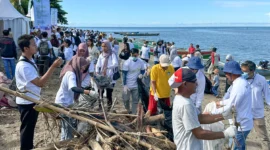 PLN menggelar aksi membersihkan Pantai Blue Marlin di Gorontalo yang tercemar sampah pada Rabu (5/6). Kegiatan ini diikuti oleh 1.000 relawan dari berbagai instansi.