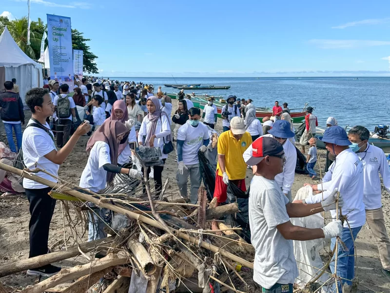 PLN menggelar aksi membersihkan Pantai Blue Marlin di Gorontalo yang tercemar sampah pada Rabu (5/6). Kegiatan ini diikuti oleh 1.000 relawan dari berbagai instansi.