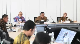 Keterangan Foto 1: Direktur Utama Pertamina Nicke Widyawati saat memberikan pemaparan pada Rapat Umum Pemegang Saham (RUPS) Tahunan Pertamina di Lantai 21 Kementerian BUMN, Jakarta, Senin (10/06/2024).
