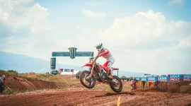 Pembalap kelas MXGP saat melintas di Sirkuit Selaparang pada main race seri 1. Seri 2 akan berlangsung kembali di Sirkuit Selaparang pada 6-7 Juli 2024.