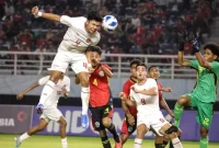 Pesepak bola Timnas Indonesia Kadek Arel Priyatna (kiri) menyundul bola dihadang penjaga gawang Timnas Timor Leste Alexandre Oscar Lima (kanan) dalam pertandingan penyisihan Grup A Piala ASEAN U-19 Boys Championship atau AFF U-19 di Stadion Gelora Bung Tomo, Surabaya, Jawa Timur, Selasa (23/7/2024)