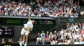 Aksi Petenis Spanyol Carlos Alcaraz saat menghadapi Frances Tiafoe di laga Wimbledon 2024 Sabtu (6/7/2024) (Foto: Media Officer Wimbledon