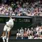 Aksi Petenis Spanyol Carlos Alcaraz saat menghadapi Frances Tiafoe di laga Wimbledon 2024 Sabtu (6/7/2024) (Foto: Media Officer Wimbledon