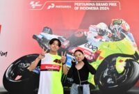 Aoi dan Maine dari wisatawan dari Jepang yang datang khusus ke Lombok untuk menonton gelaran Pertamina Grand Prix of Indonesia 2024. Aoi merupakan fans berat Pertamina Enduro VR46 Racing Team.