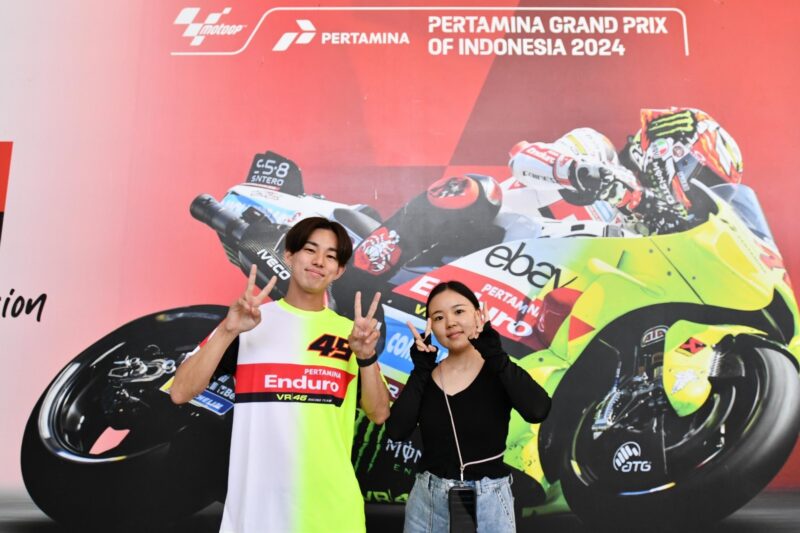 Aoi dan Maine dari wisatawan dari Jepang yang datang khusus ke Lombok untuk menonton gelaran Pertamina Grand Prix of Indonesia 2024. Aoi merupakan fans berat Pertamina Enduro VR46 Racing Team.