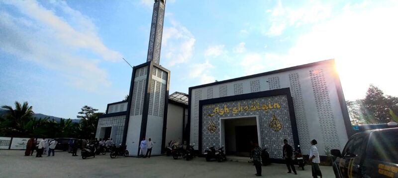 Masjid Ash-Shadiqin berdiri megah diatas tanah waqaf seluas 1944 meter pesegi