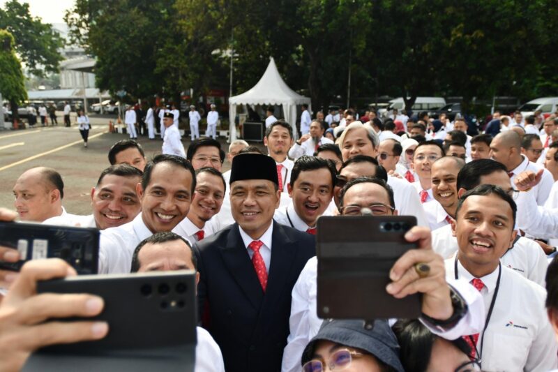 Direktur Utama Pertamina Simon Aloysius Mantiri melakukan swafoto bersama perwira Pertamina usai upacara peringatan Hari Pahlawan yang diselenggarakan di Kantor Pusat Pertamina, Jakarta pada Minggu (10/11/2024)